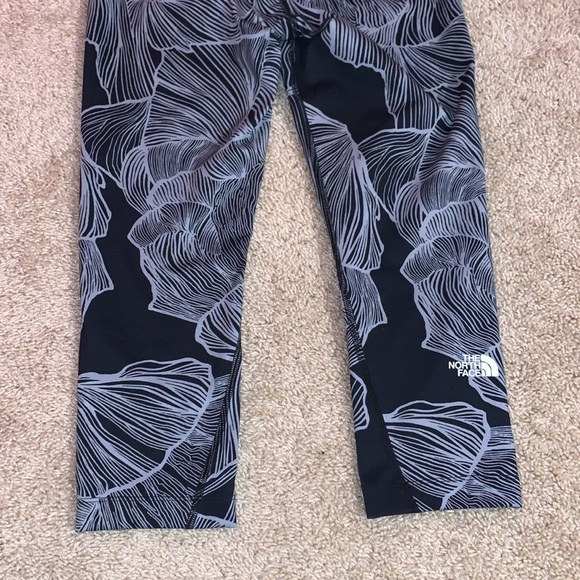 Women’s The North Face Gray Patterned Capri Leggings Medium - Picture 8 of 9